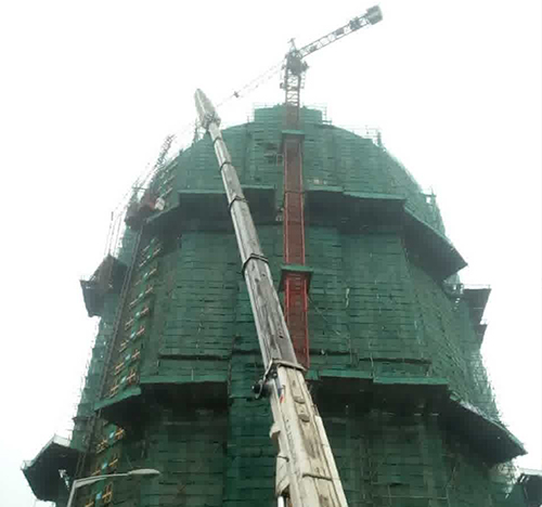 喀什地吊车在工地上作业
